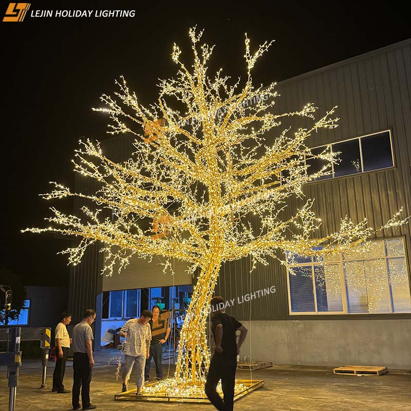 outdoor tree motif light